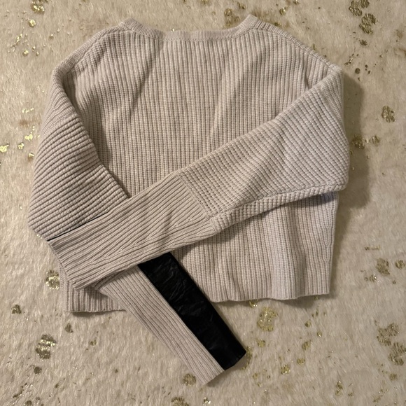 Autumn Cashmere beige cropped crew neck sweater black sheepskin patches
medium - Picture 9 of 10